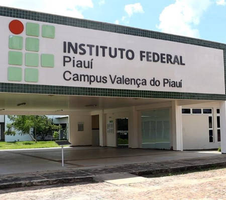 IFPI faz doação de álcool para Hospital e Secretaria de Valença