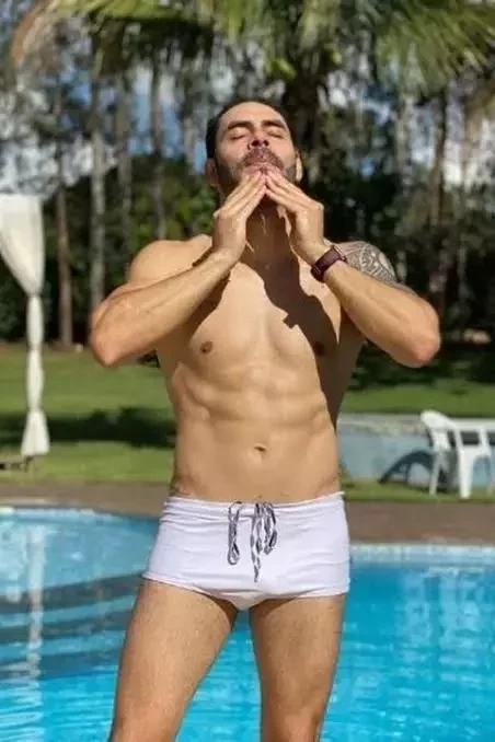 Veja cliques ousados do ex-BBB Rodolffo de sunga branca e corpão  - imagem 35969