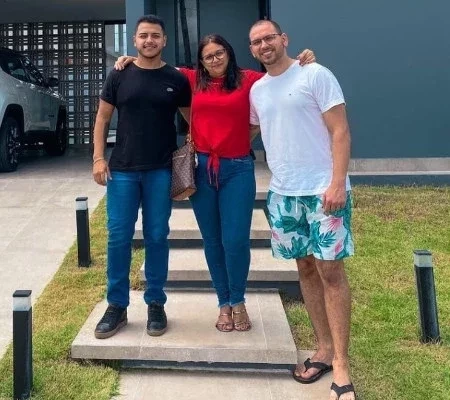 De origem simples, médico compra casa de presente para mãe em THE