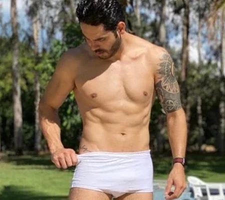 Veja cliques ousados do ex-BBB Rodolffo de sunga branca e corpão 