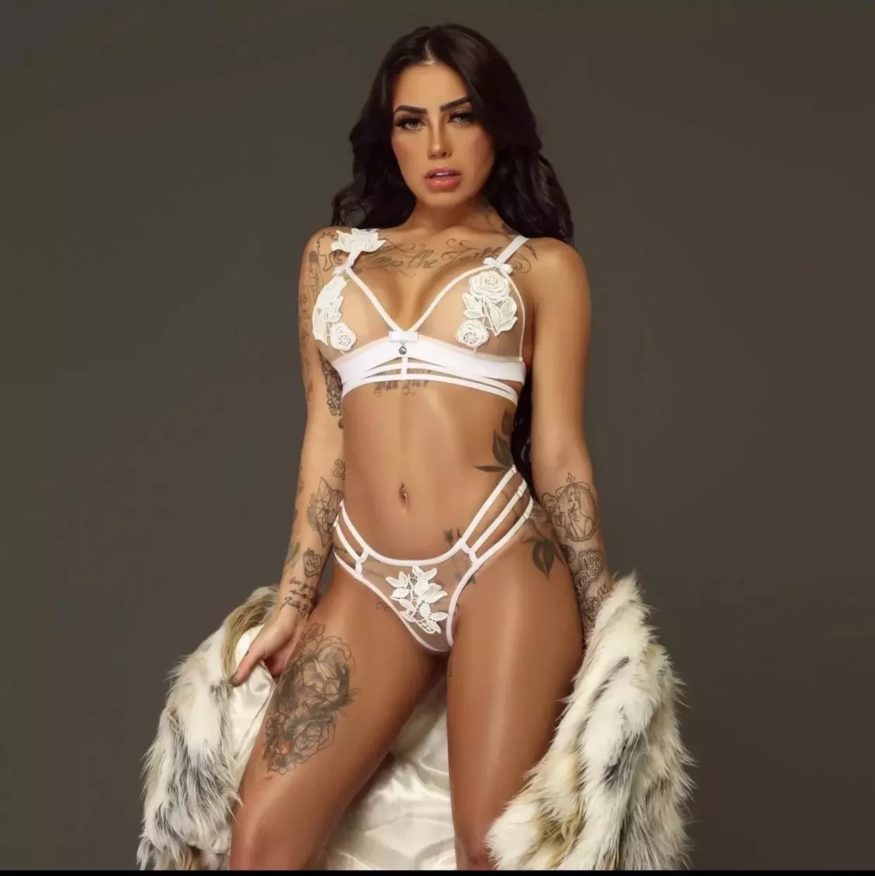 MC Mirella enlouquece fãs ao surgir nua em perfil para adultos - imagem 36080