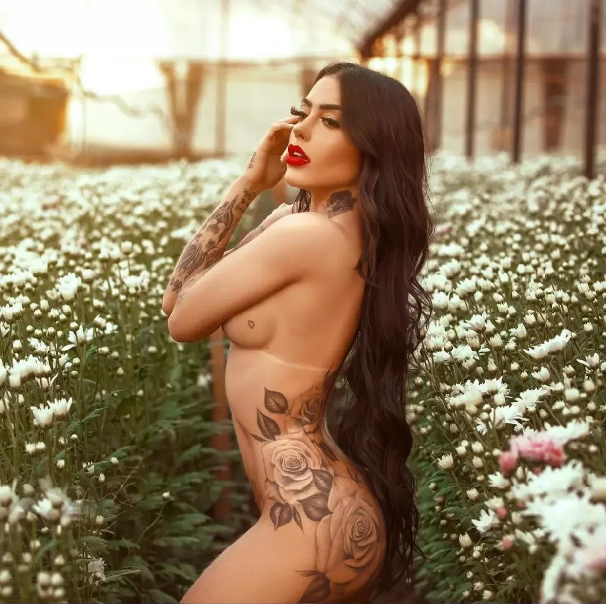 MC Mirella enlouquece fãs ao surgir nua em perfil para adultos - imagem 36074