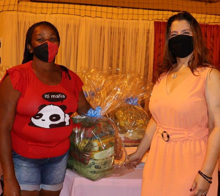 Íris Moreira realiza entrega cestas para famílias carentes