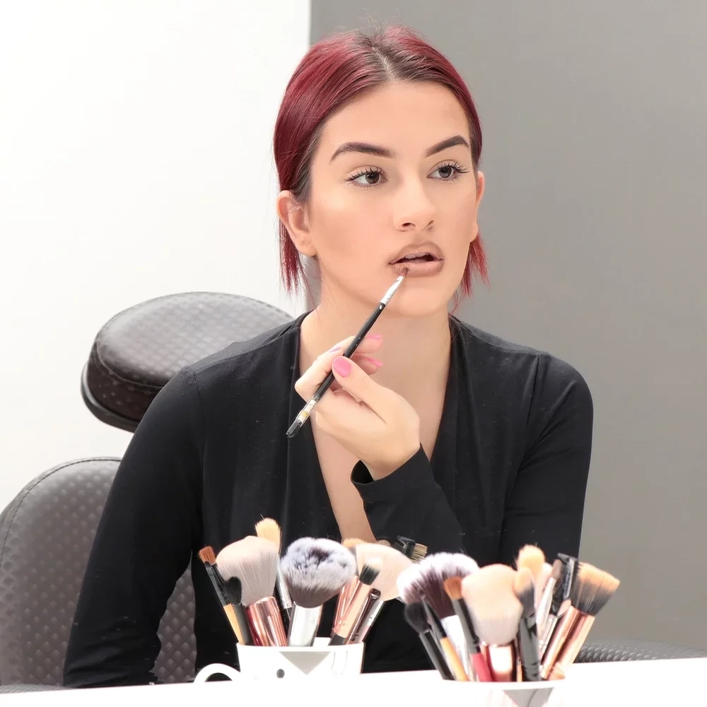 Lábios volumosos?; Siga uma técnica simples de maquiagem - imagem 39435