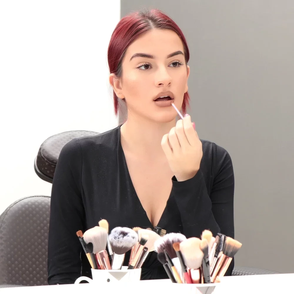 Lábios volumosos?; Siga uma técnica simples de maquiagem - imagem 39436