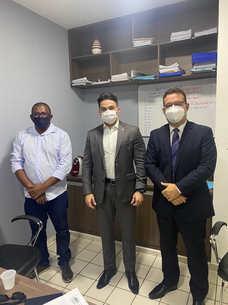 Prefeito de Cajazeiras do Piauí participa de reunião com deputado Bessah 