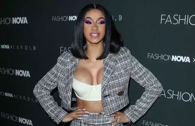 Veja celebridades que turbinaram os seios com silicone - imagem 40300