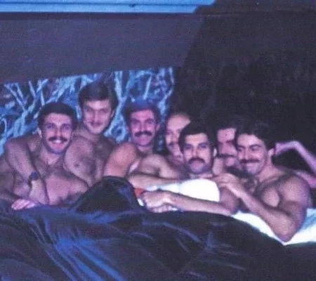 Confira 20 cliques “íntimos” do ídolo Freddie Mercury da banda Queen