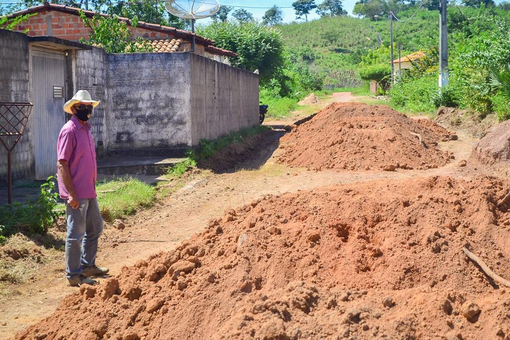 Prefeito Genival Bezerra, visita obras de pavimentação poliédrica - Imagem 3