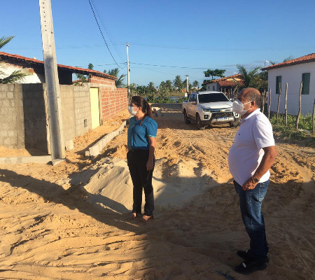  Prefeita Maninha Fontenele vistoria obras de calçamento em Luís Correia