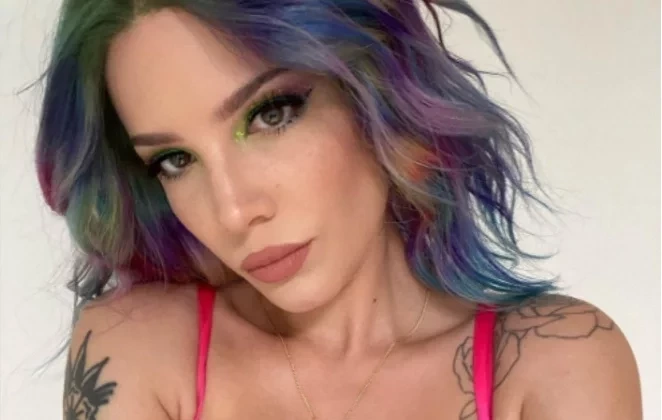 Famosos que se assumiram LGBTQ+ em 2021