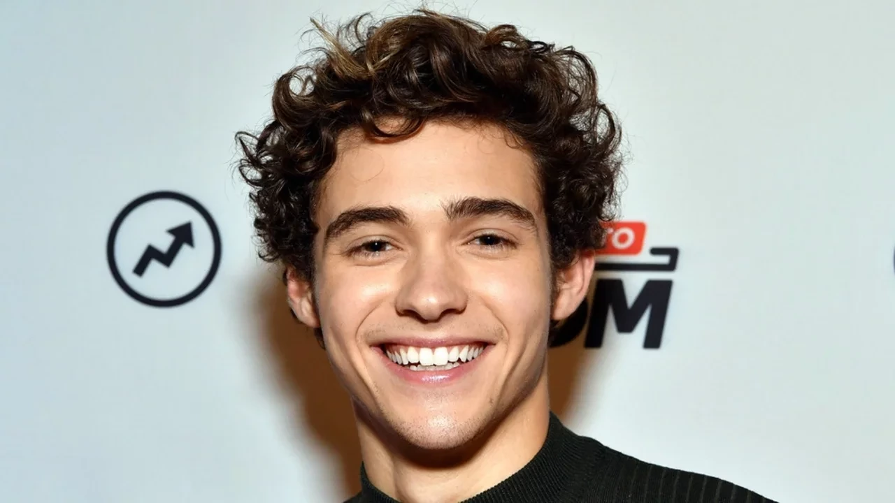 Famosos que se assumiram LGBTQ+ em 2021