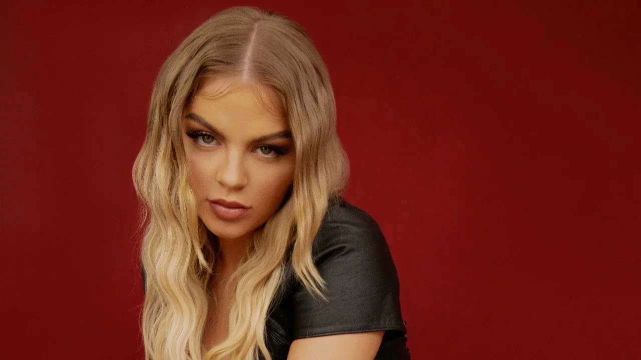 Famosos que se assumiram LGBTQ+ em 2021