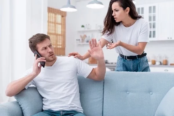 Do nada, seu companheiro passou a se irritar