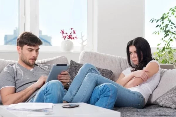 Seu companheiro não olha mais em seus olhos