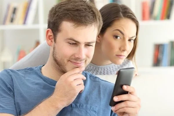 seu namorado com novas amizades