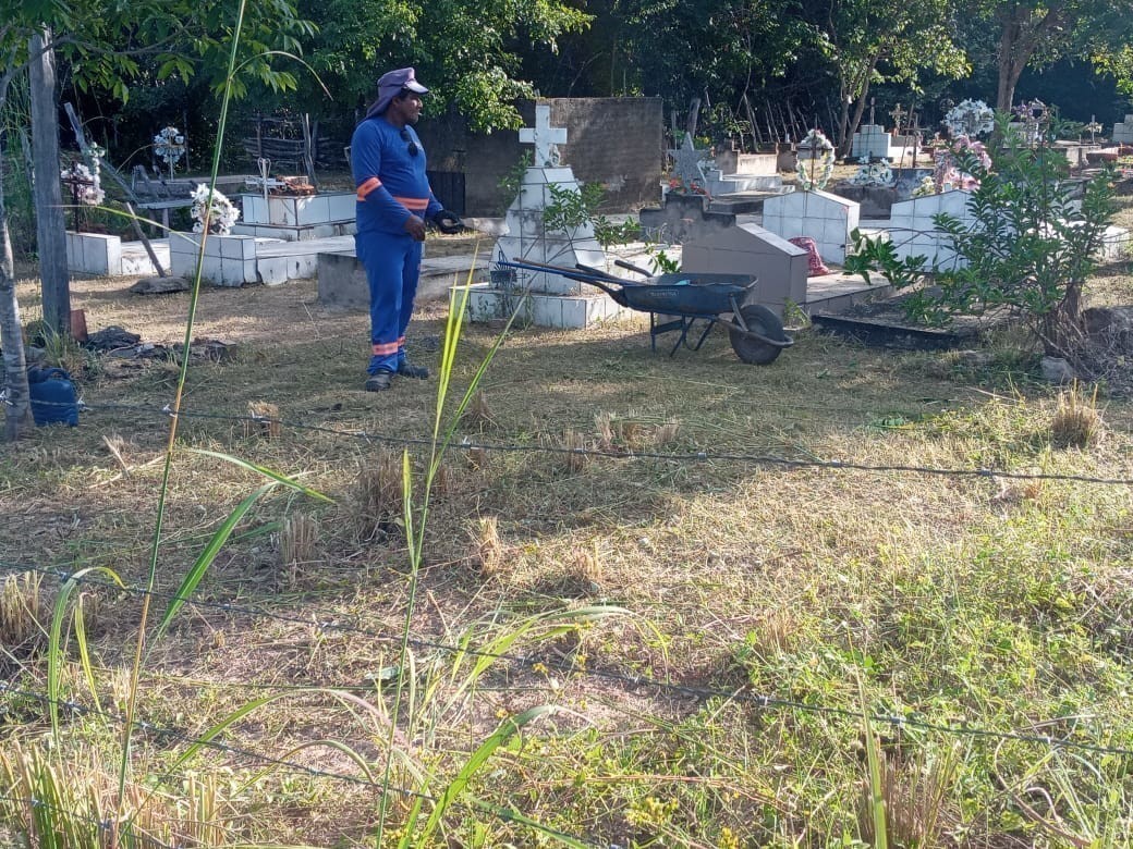 Respeito pelos mortos mantendo cemitérios limpos em Monsenhor Gil