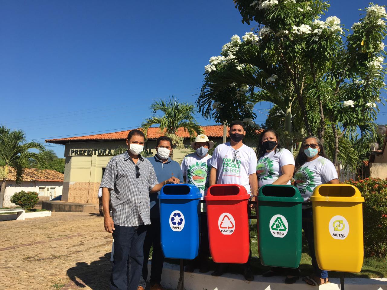 Manoel Emídio - Secretarias abre projetos e faz distribuição de lixeiras - Imagem 6