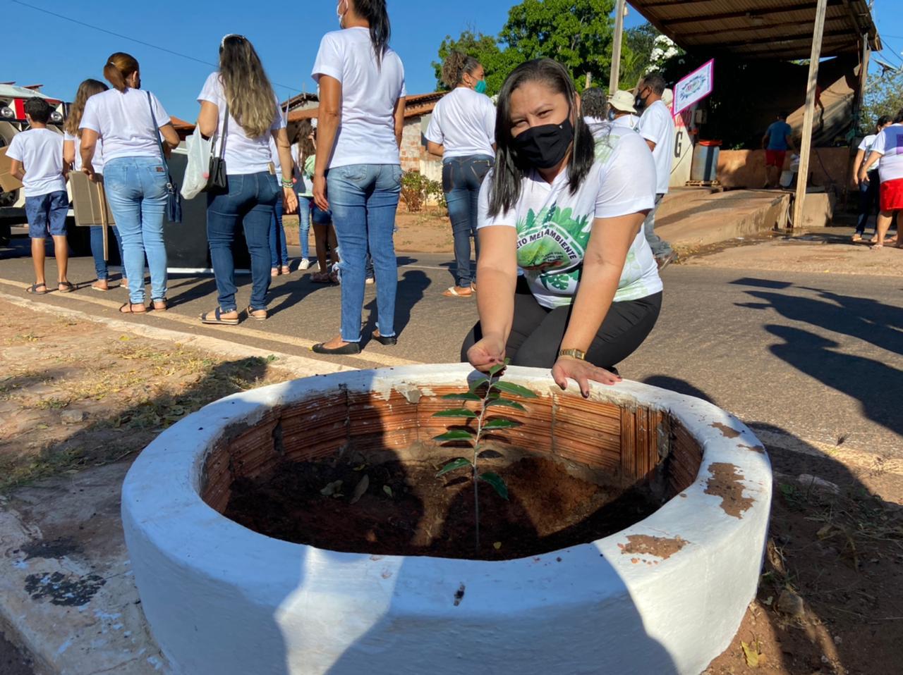 Manoel Emídio - Secretarias abre projetos e faz distribuição de lixeiras - Imagem 3