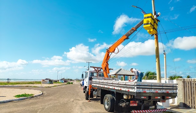  Prefeitura de Luís Correia leva iluminação à Orla de Atalaia  - Imagem 1