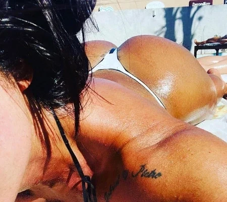 Ex-BBB Priscila Pires empina o bumbum nas redes sociais e faz sucesso