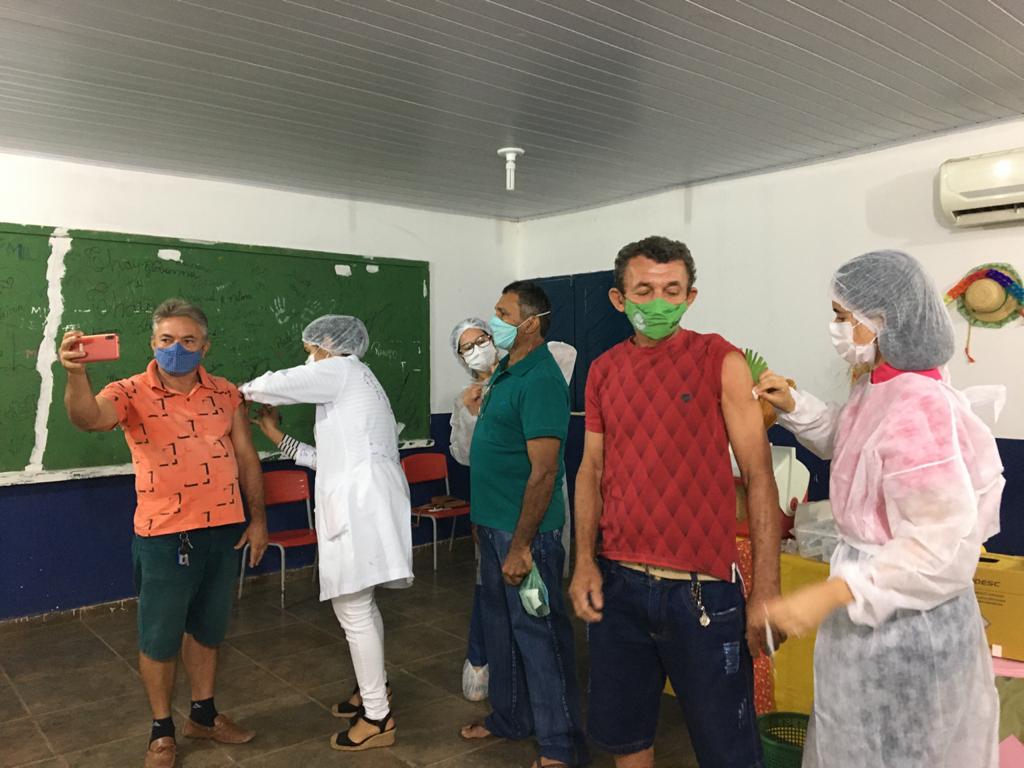 Prefeitura e Secretaria realiza mutirão de vacinação contra a COVID-19 - Imagem 10
