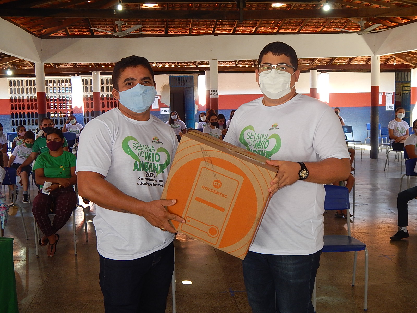 Prefeito Ítalo Alencar entrega computadores para a Secretaria de Educação - Imagem 3