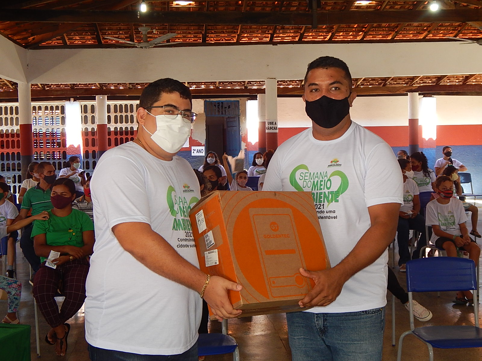 Prefeito Ítalo Alencar entrega computadores para a Secretaria de Educação - Imagem 2