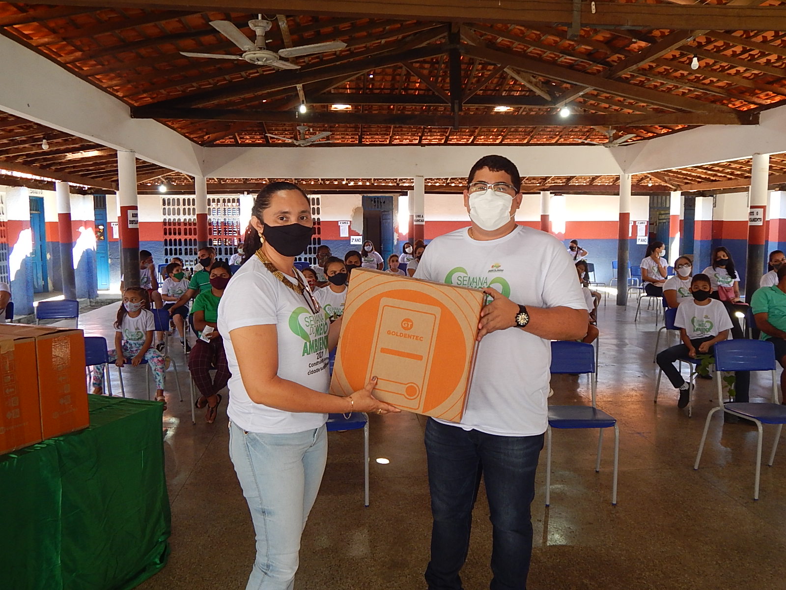 Prefeito Ítalo Alencar entrega computadores para a Secretaria de Educação - Imagem 4