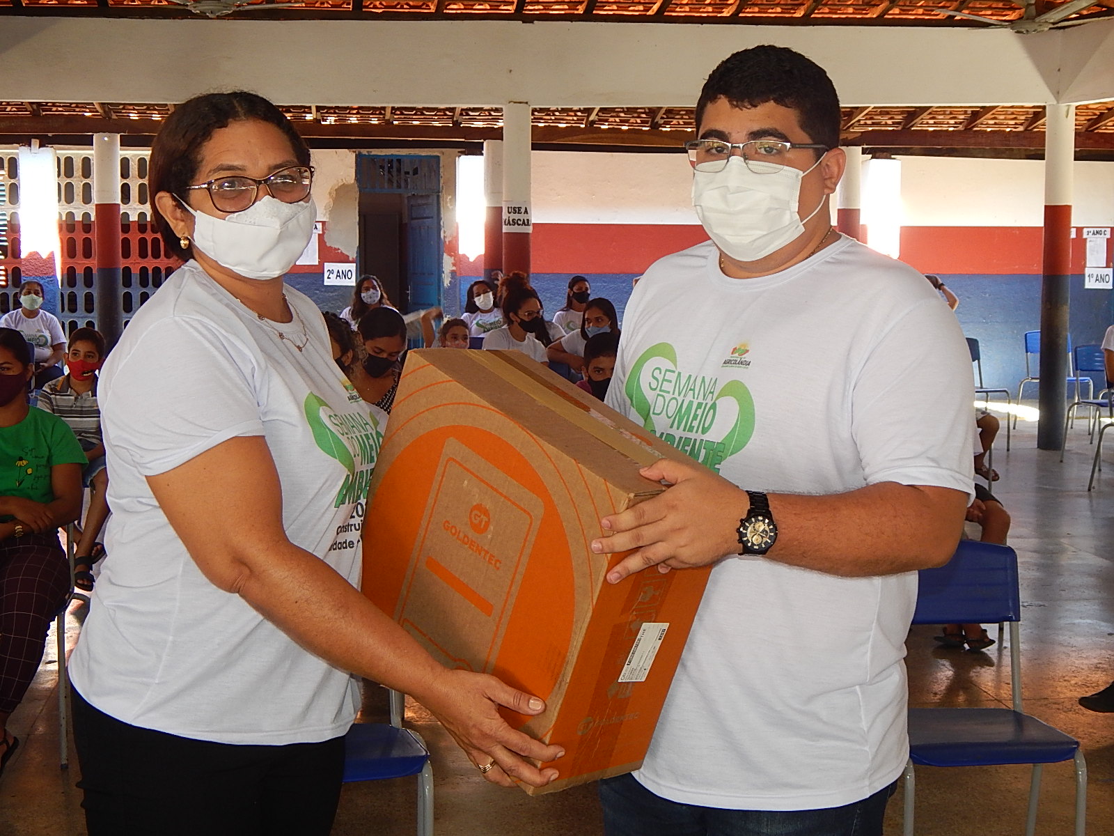 Prefeito Ítalo Alencar entrega computadores para a Secretaria de Educação - Imagem 1