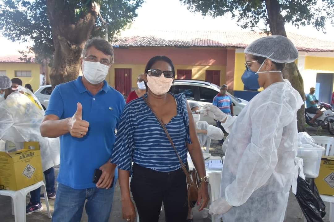 Prefeito João Luiz prestigia o Dia D de vacinação para professores - Imagem 3