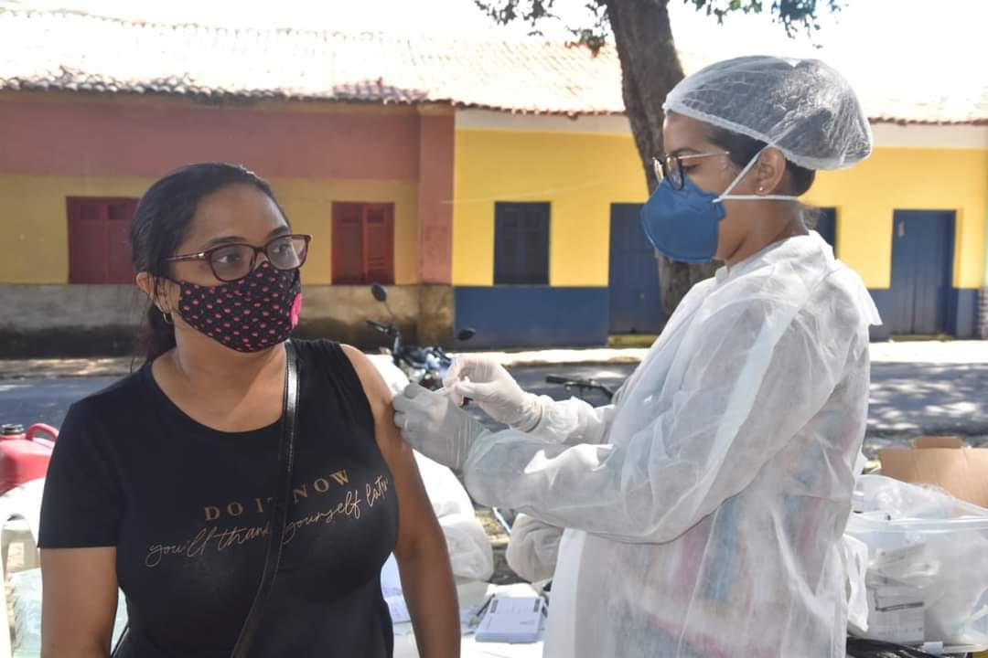 Prefeito João Luiz prestigia o Dia D de vacinação para professores - Imagem 7