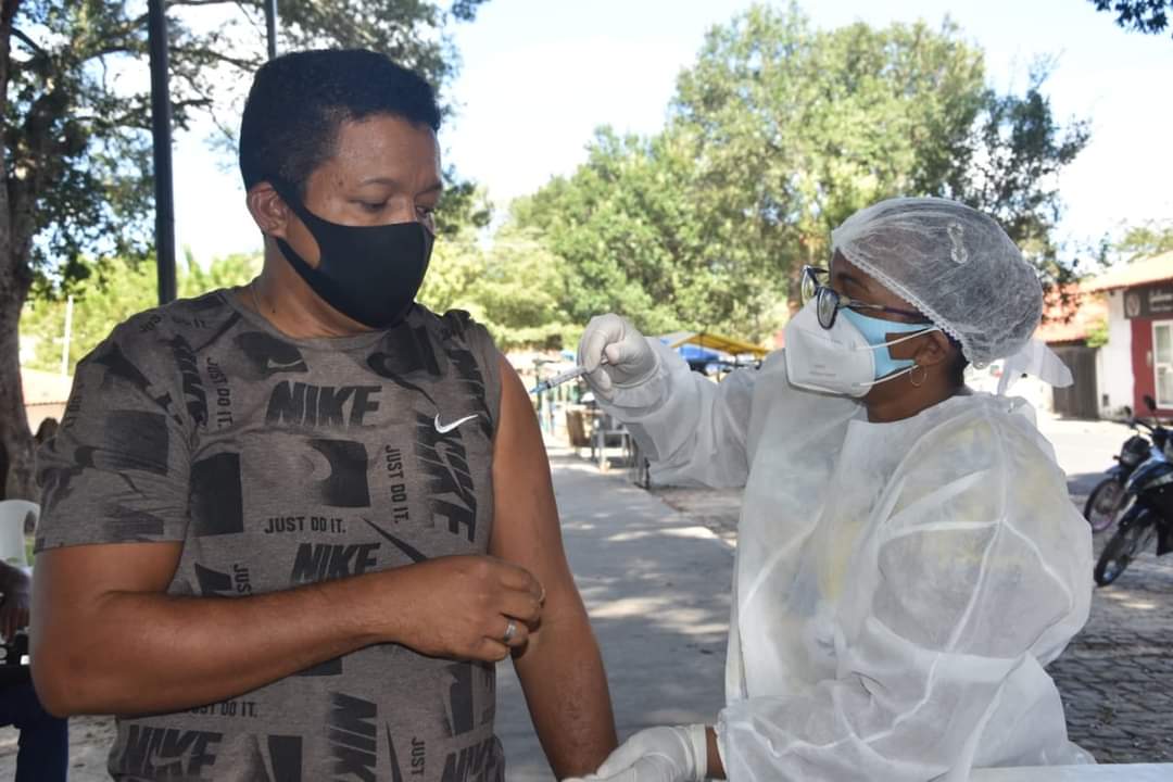 Prefeito João Luiz prestigia o Dia D de vacinação para professores - Imagem 8