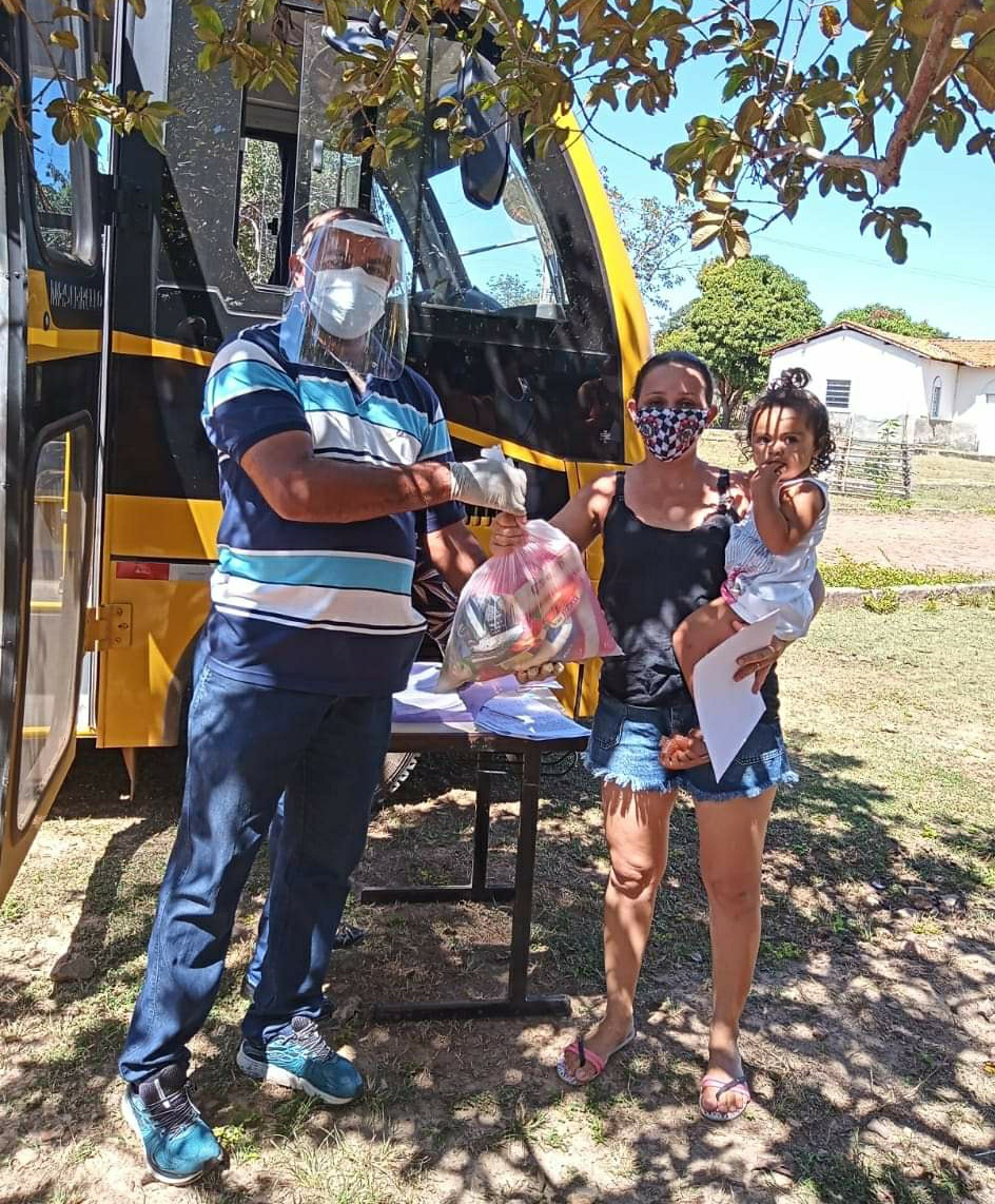 Prefeitura de Monsenhor Gil faz entrega de alimentos da merenda escolar - Imagem 3