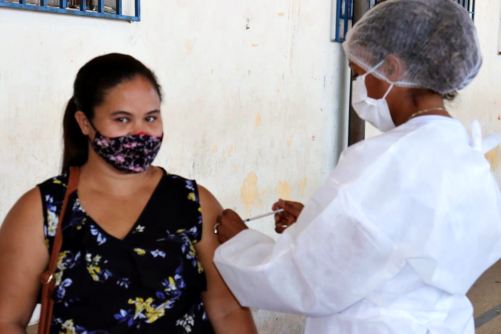 Trabalhadores da Educação são imunizados na cidade de Valença do Piaui - Imagem 48