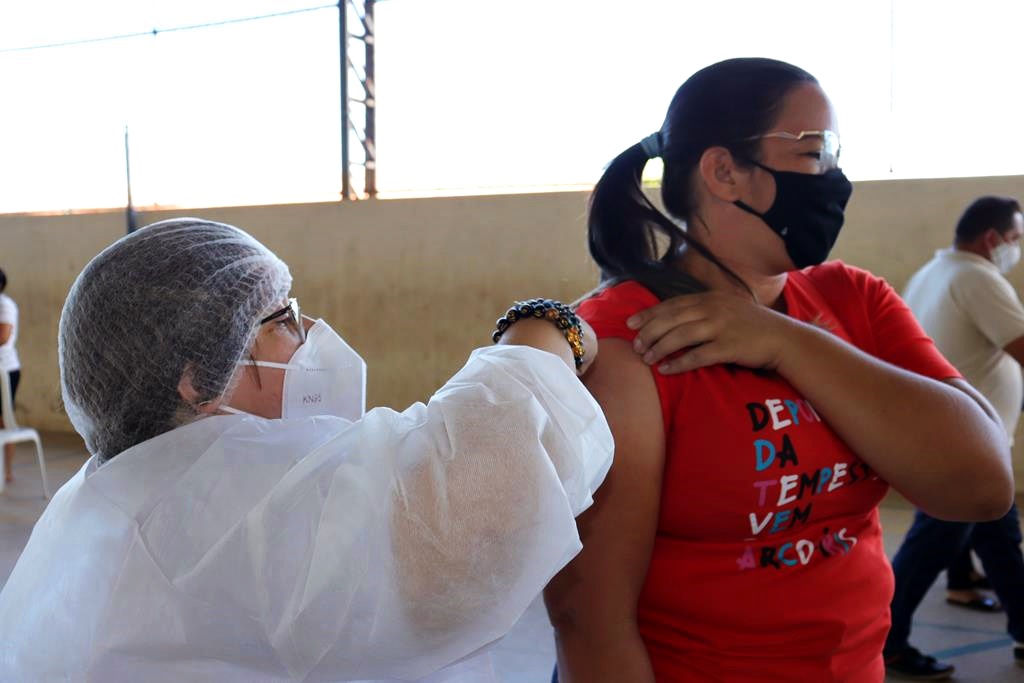 Trabalhadores da Educação são imunizados na cidade de Valença do Piaui - Imagem 91
