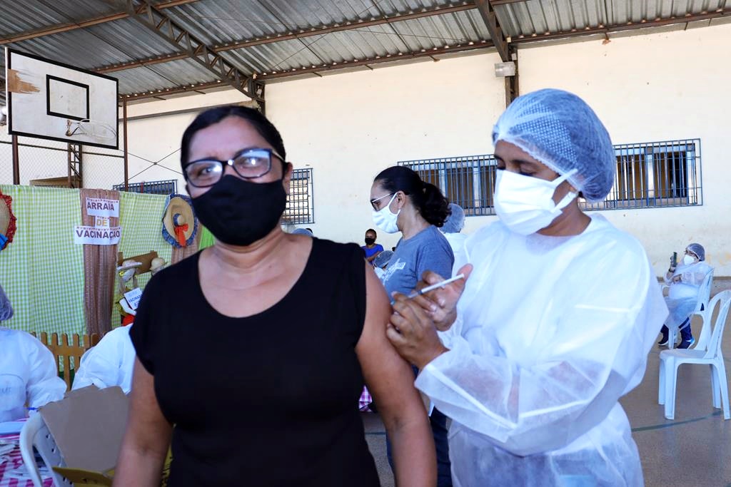 Trabalhadores da Educação são imunizados na cidade de Valença do Piaui - Imagem 37