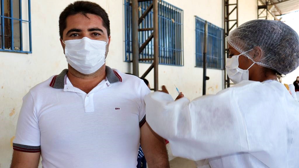 Trabalhadores da Educação são imunizados na cidade de Valença do Piaui - Imagem 25