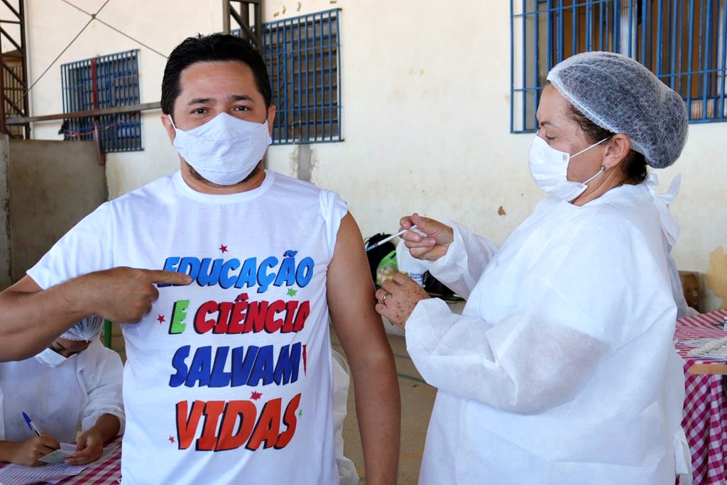 Trabalhadores da Educação são imunizados na cidade de Valença do Piaui - Imagem 61