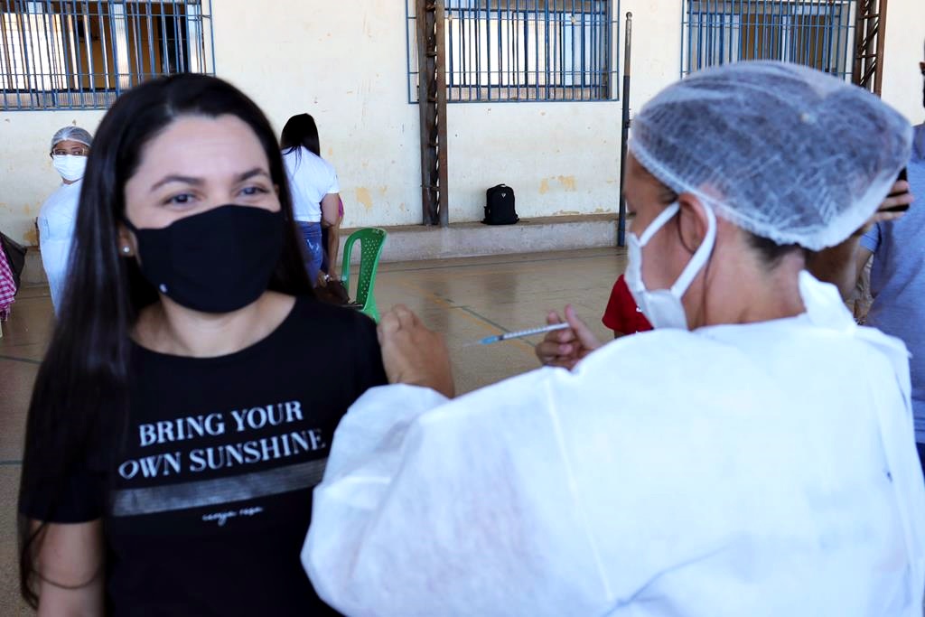 Trabalhadores da Educação são imunizados na cidade de Valença do Piaui - Imagem 99