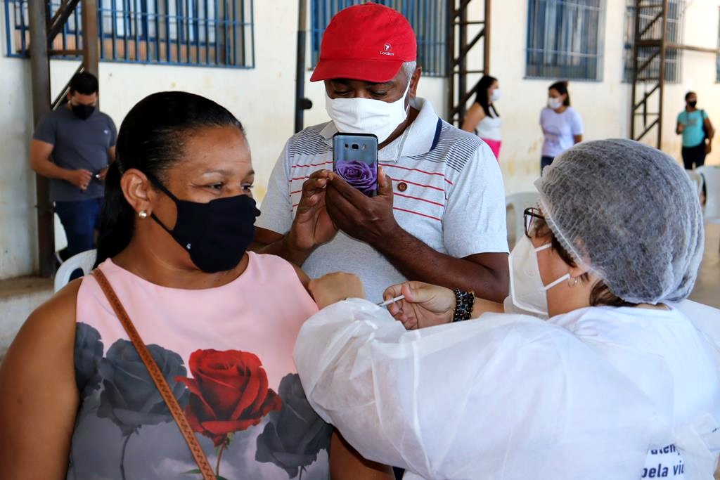 Trabalhadores da Educação são imunizados na cidade de Valença do Piaui - Imagem 55