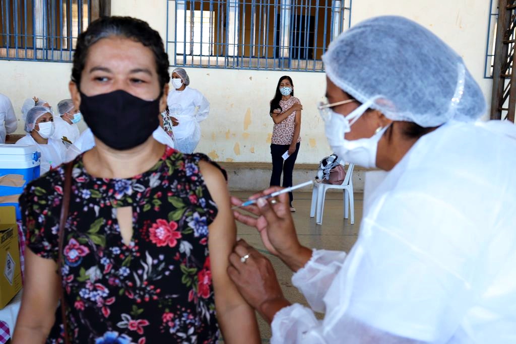 Trabalhadores da Educação são imunizados na cidade de Valença do Piaui - Imagem 21