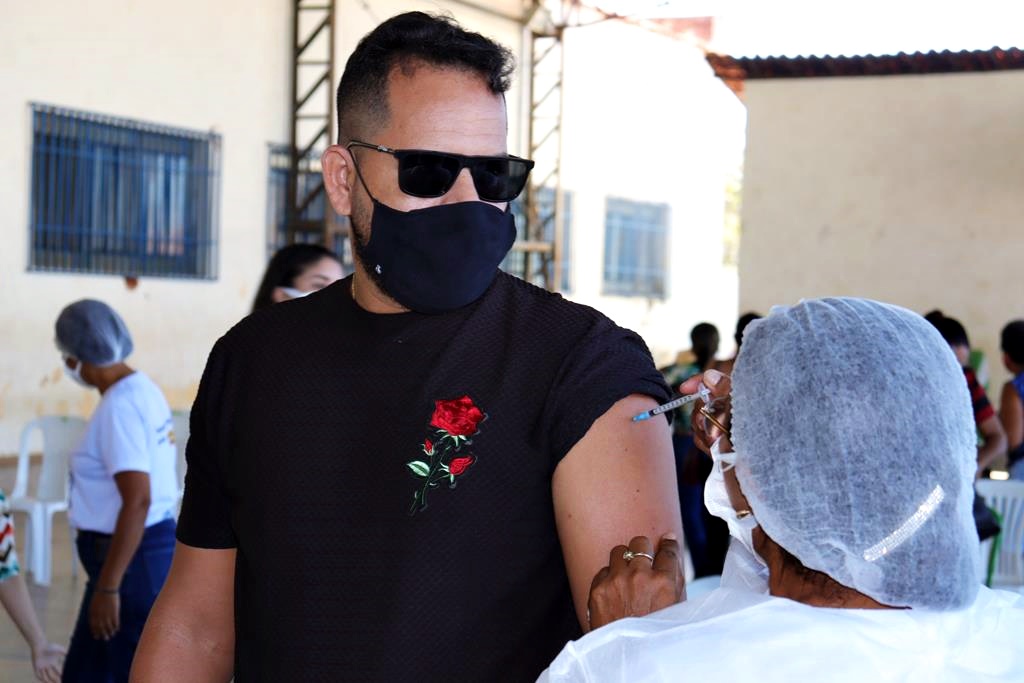 Trabalhadores da Educação são imunizados na cidade de Valença do Piaui - Imagem 13