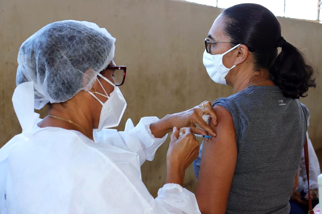 Trabalhadores da Educação são imunizados na cidade de Valença do Piaui - Imagem 40