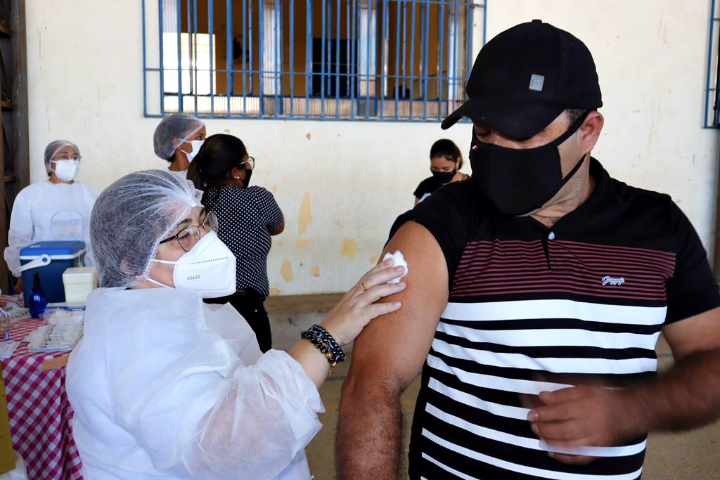 Trabalhadores da Educação são imunizados na cidade de Valença do Piaui - Imagem 7
