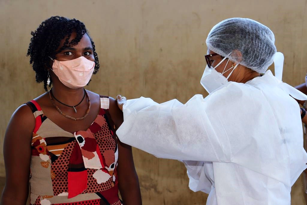 Trabalhadores da Educação são imunizados na cidade de Valença do Piaui - Imagem 59