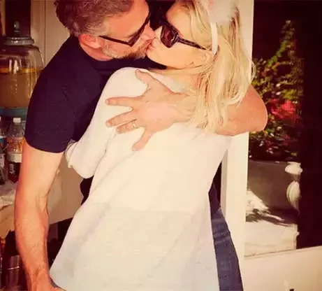 Sem timidez: confira flagras de beijos quentes e chocantes de famosos - imagem 42468