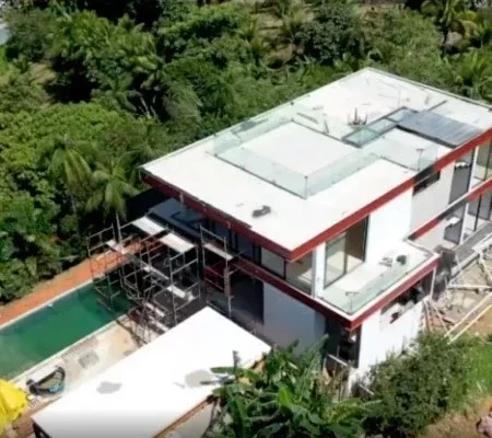 David Brazil ergue mansão em meio à natureza no Rio; fotos