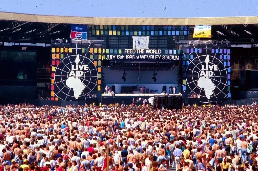 Palco do Live Aid com faixa dizendo Alimente o mundo / Créditos: Divulgação