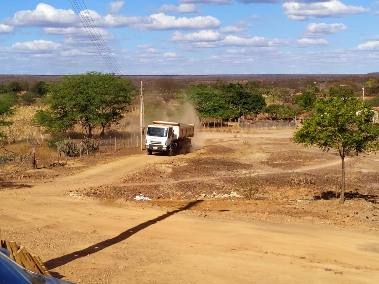 Prefeito Miguel Rodrigues acompanha recuperação de estrada vicinal  - Imagem 6